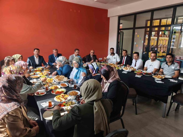 Muradiye Halk Eğitim Merkezinden usta öğreticilere teşekkür kahvaltısı
