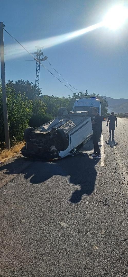 Elazığ’da otomobil takla attı: 3 yaralı
