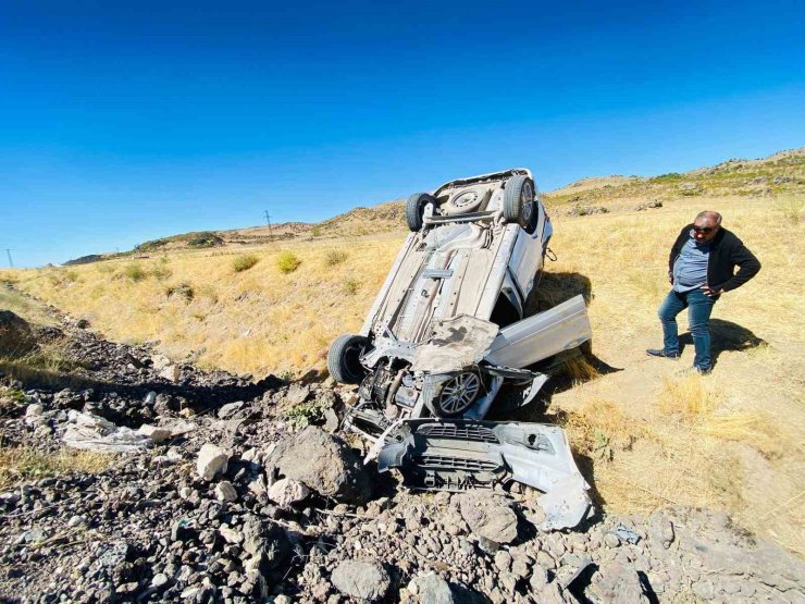 Adilcevaz’da hafif ticari araç takla attı: 1 yaralı