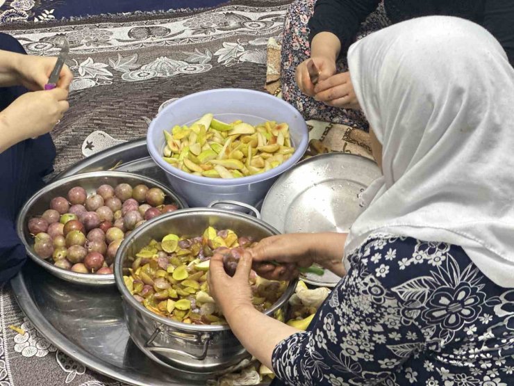 Yüksekova’da kış hazırlığı: Pestil yapımı sürüyor