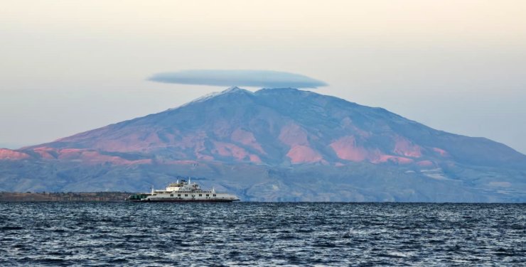 Süphan Dağı’nın zirvesinde ‘mercek bulutu’ görsel şölen oluşturdu
