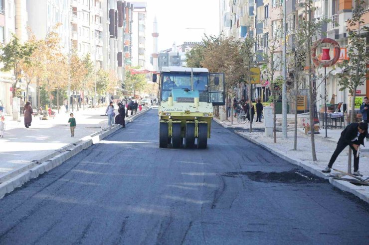 Suvaroğlu Caddesi’nde sıcak asfalt serimi yapılıyor
