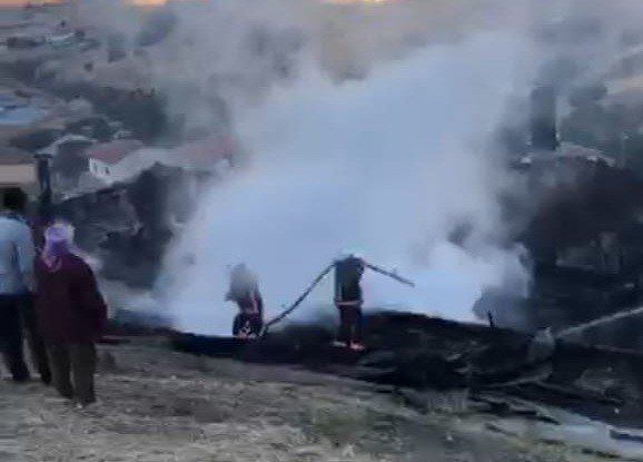 Malatya’da çıkan yangında 3 ev kullanılamaz hale geldi