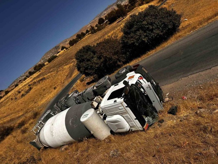 Tunceli’de beton mikseri ve tır devrildi