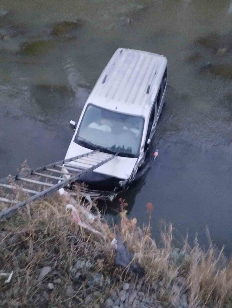 Kars Çayı’na hafif ticari araç düştü: 1 yaralı