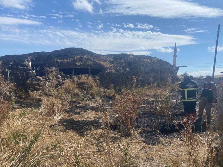 Kars’ta metruk binada yangın çıktı