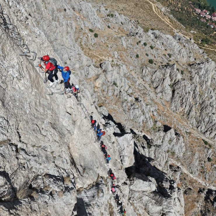 Türkiye’de tek Kemaliye’de bulunan "Via Ferrata" parkuru adrenalin tutkunlarının rotası oldu