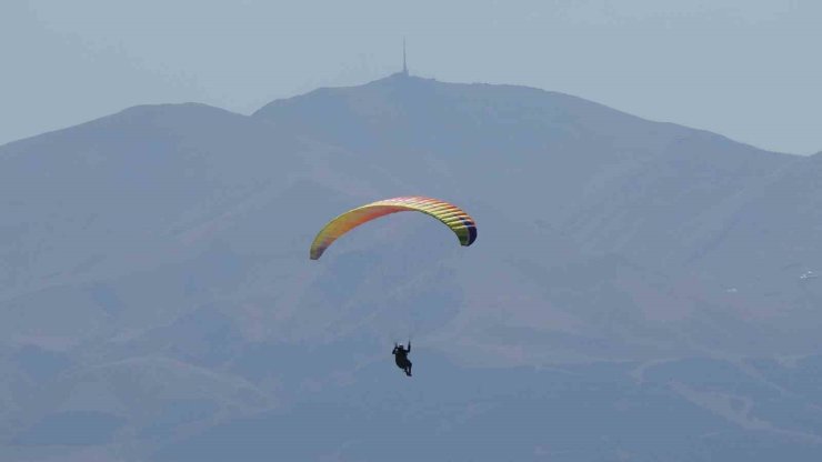 Erzurum’da gökyüzü rengarenk paraşütlerle süslendi