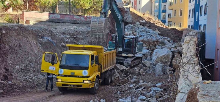 İspir’de heyelan krizi