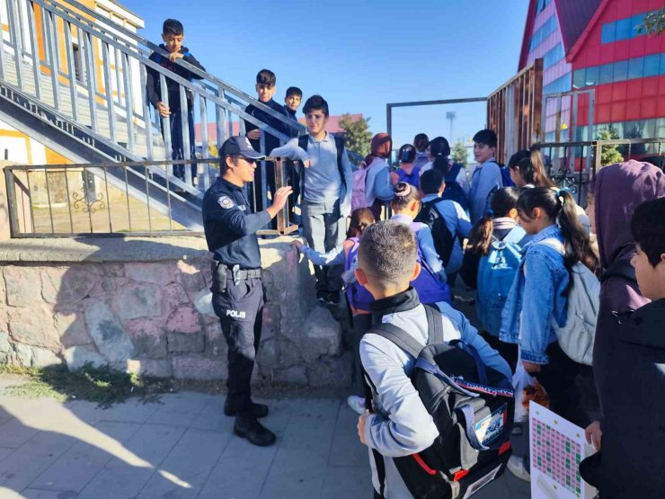 Ağrı’da polis ekipleri okul çevrelerinde denetimlerini sürdürüyor