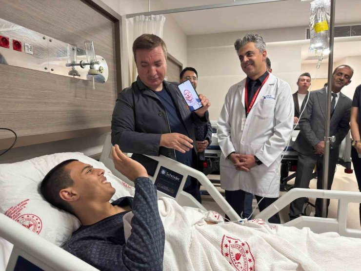 Vali Aydoğdu, hastanede tedavi gören üniversite öğrencisini yalnız bırakmadı