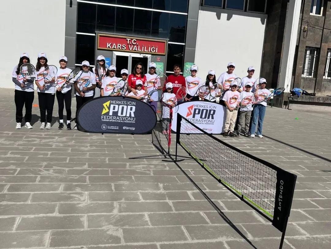 kars-ta-valilik-onunde-kort-tenisi-etkinligi-duzenlendi1.jpg