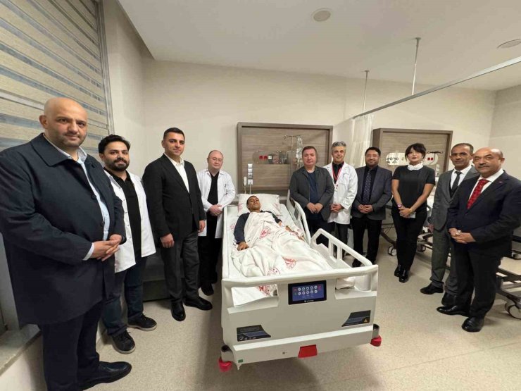 Ailesi uzakta olan gence Vali refakat etti