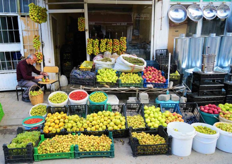 Muş’ta ipe dizilen güz armutları 3 ay tazeliğini koruyor