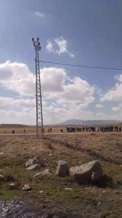 Tekman’da cenaze sırasında iki aile birbirine girdi