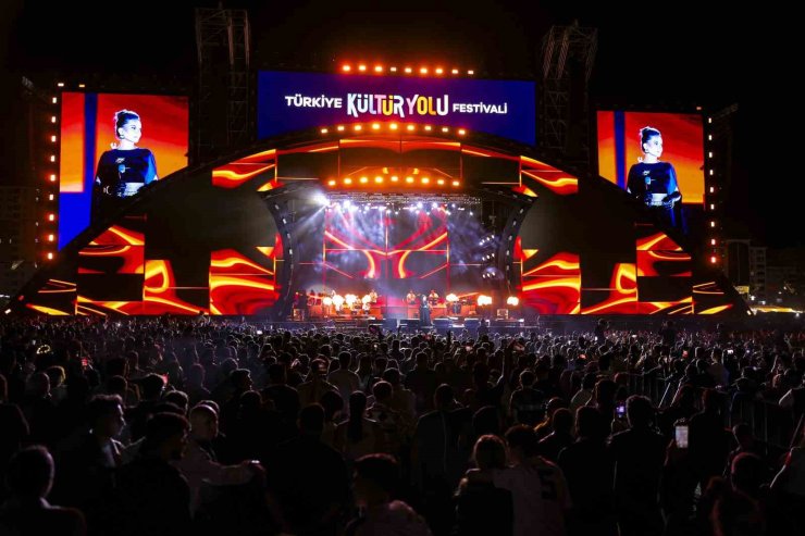Malatya Kültür yolu festivalinde Ebru Yaşar’dan görkemli başlangıç