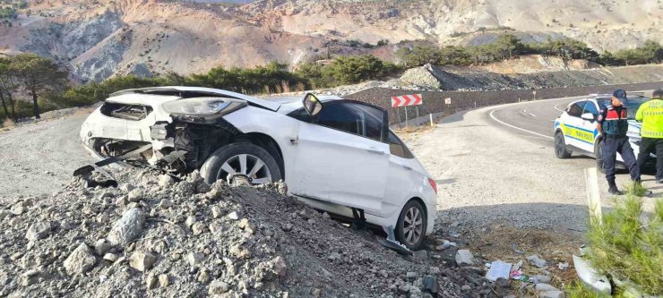 Malatya’da kontrolden çıkan araç toprak yığınına çarptı: 1 yaralı