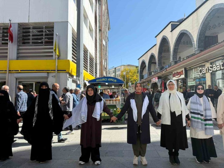 Ağrı’da kadınlar Gazze’ye destek için sessiz zincir oluşturdu