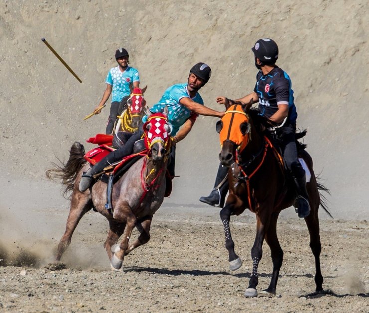 Atlı cirit ön eleme müsabakaları Erzincan’da yapıldı