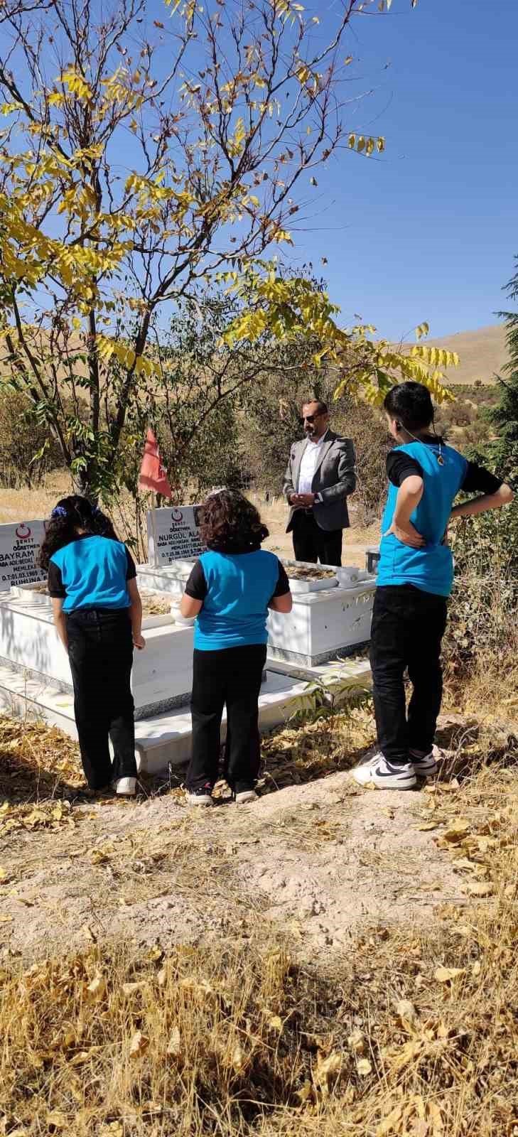 Şehit öğretmenler kabirleri başında anıldı