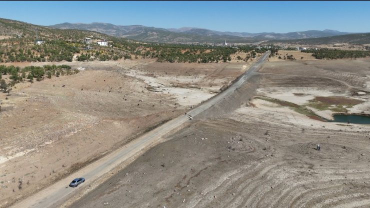 Gülbahar Barajı kuruma noktasına geldi: Eski yol ortaya çıktı