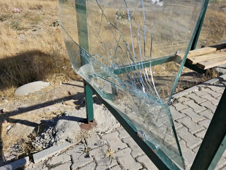 Elazığ’da şehir magandaları durağın camlarını kırdı