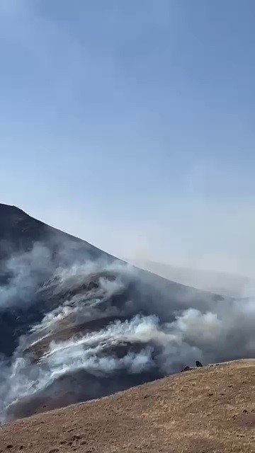 Tortum’da örtü yangını güçlükle kontrol altına alındı