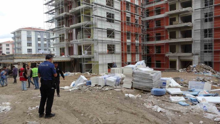 Malatya’da inşaatta kafasına malzeme düşen işçi yaralandı