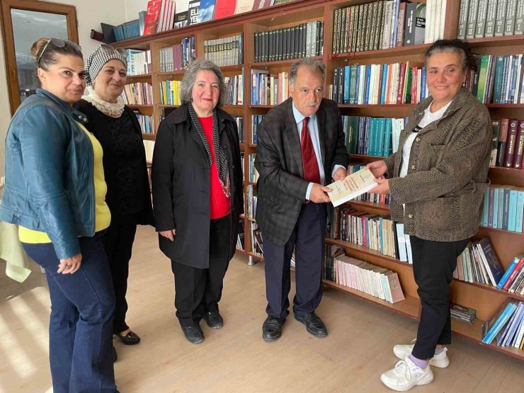 Bir ömrün bilgisi raflarda: Kürkçüoğlu’ndan 800 kitaplık bağış