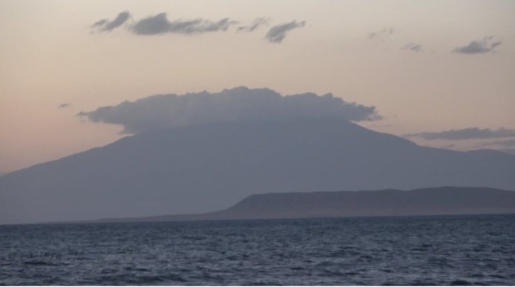 Van Gölü sahilinden görkemli anlar: 4 bin 58 rakımlı Süphan Dağı’nın zirvesindeki bulutlar time-lapse ile görüntülendi