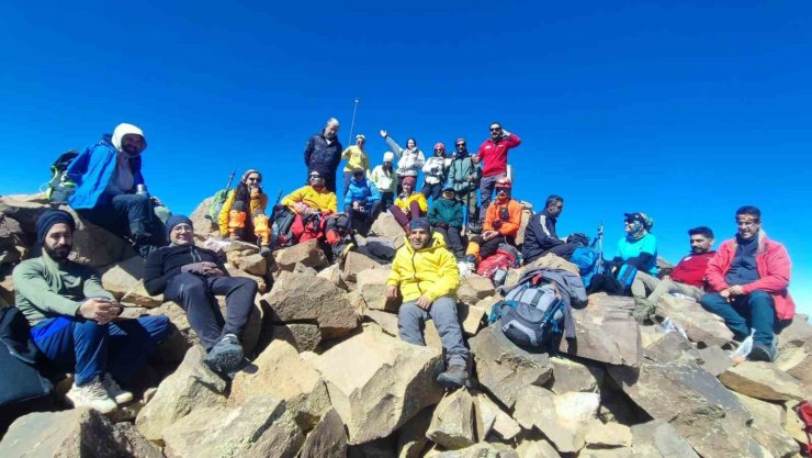 Van Gölü havzasından zirveye: Vadi doğa ekibi Süphan Dağı’nda