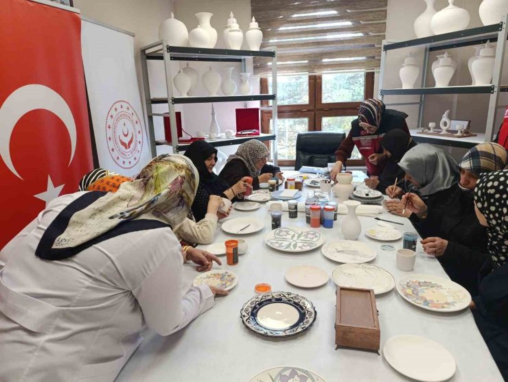 Erzurum’da şehit yakınlarına sanatla şifa: Çini, Tezhip ve Ebru kursları başladı