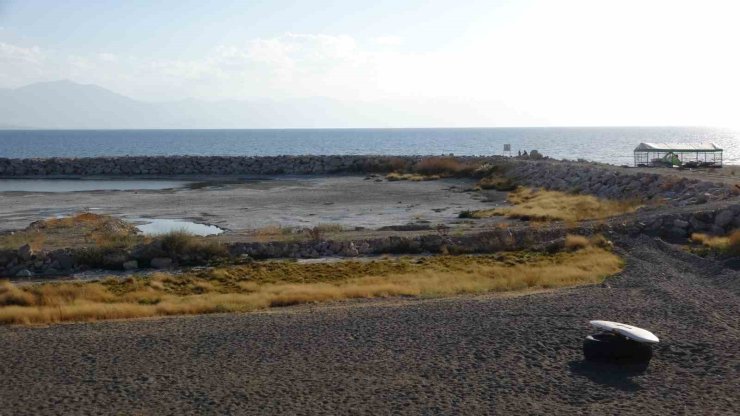 Van Gölü alarm veriyor: 3 kilometreye ulaşan çekilme gölün şeklini değiştirdi