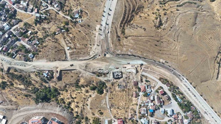 Elazığ’da yol genişletme çalışmaları sürüyor
