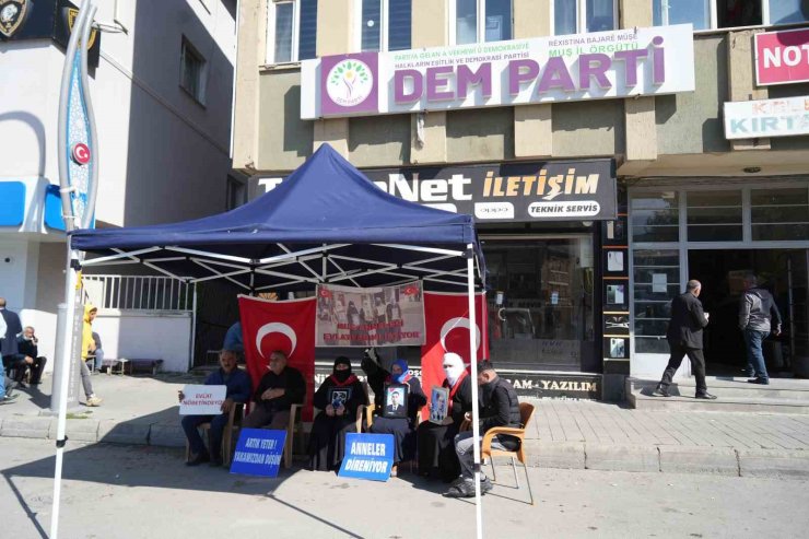 Muş’ta annelerin evlat nöbeti devam ediyor