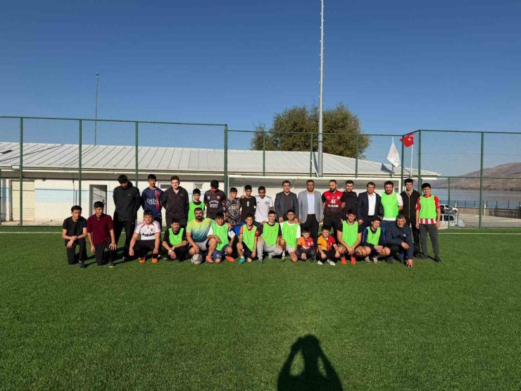 Öğrenciler ve aileleri futbol maçı yaptı, ortaya renkli görüntüler çıktı