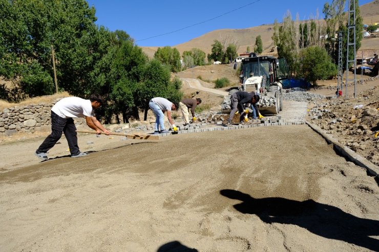 Ağrı’da Karlıca ve Bozkaş köy yollarında çalışmalar tamamlandı