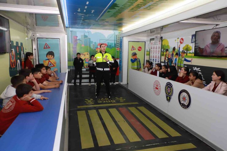 Mobil Trafik Eğitim Tırı Hakkari’de öğrencilerle buluştu