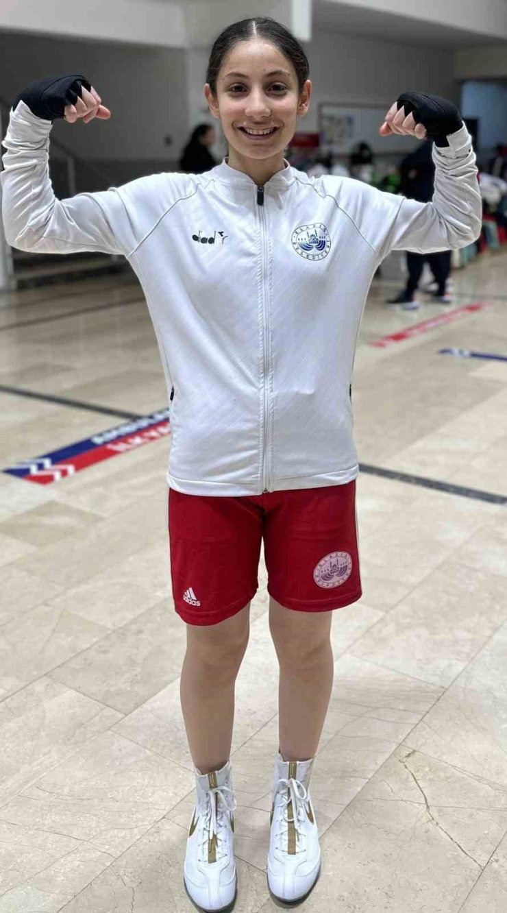 Elazığ Belediyespor boksörü Elif Naz, milli takım kampında