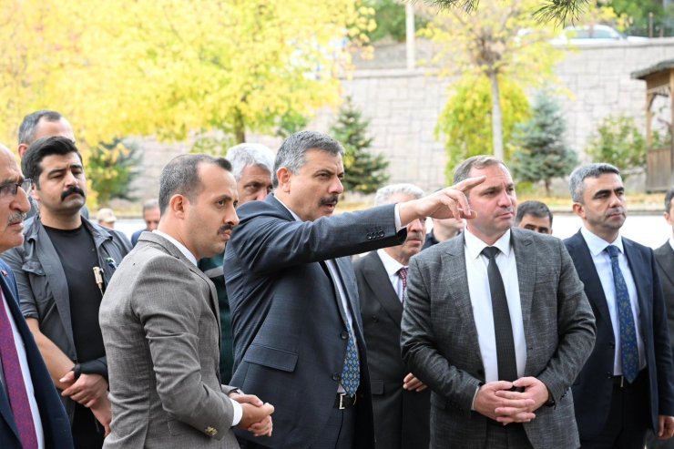 İspir’deki heyelan bölgesine kaya tahkimatı yapılıyor