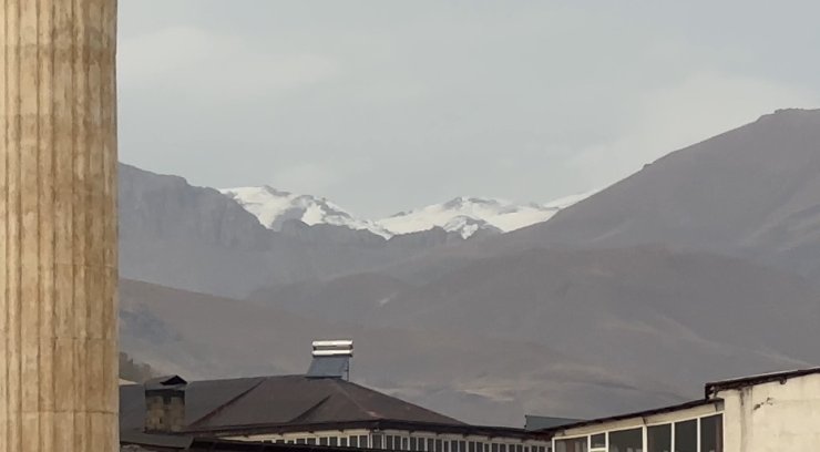 Yüksekova Mor Dağı’nın zirvesi beyaza büründü