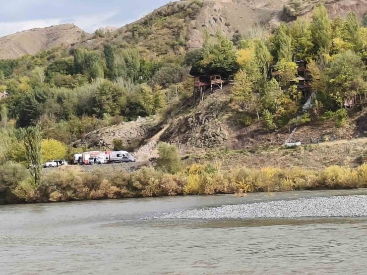 Elazığ’da korku dolu anlar: 4 kişilik aile nehir ortasında birbirine sarılarak hayatta kaldı