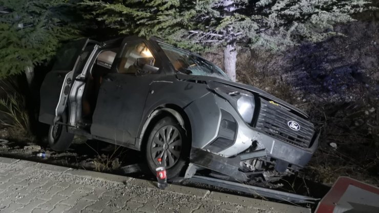 Malatya’da hafif ticari araç refüje çarptı: 1 yaralı