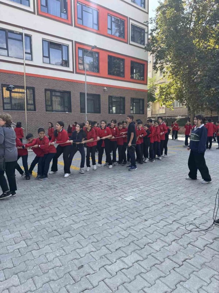 Elazığ’da öğrenciler geleneksel oyunlar ile eğleniyor