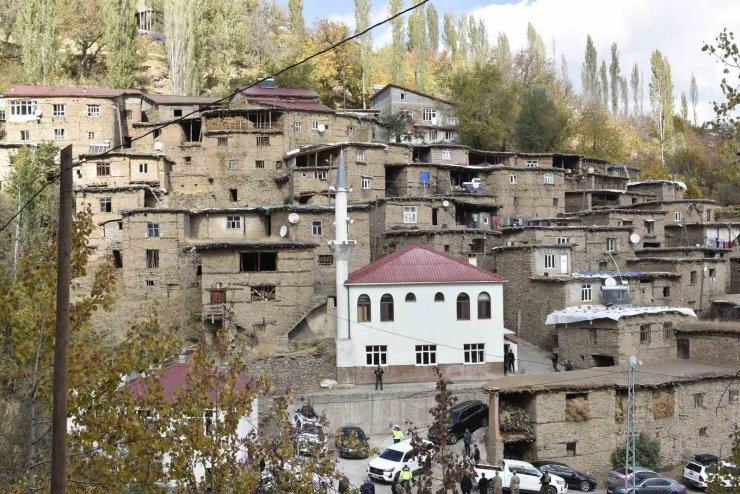 Vali Karakaya: "Uzuntaş, sadece bir köy değil Bitlis’in kültürel hafızasıdır"