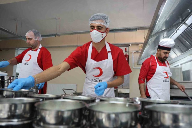 Türk Kızılay Elazığ Şubesi’nden 200 ihtiyaç sahibine sıcak yemek