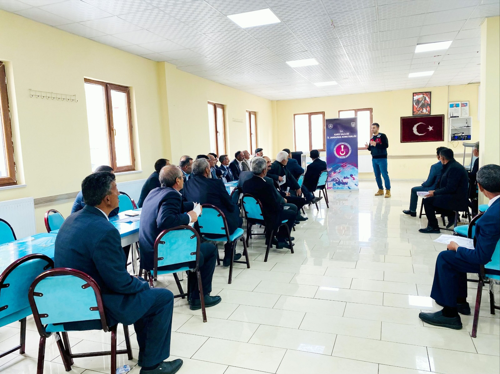 kars-jandarmasindan-muhtarlara-siber-guvenlik-seferberligi-dijital-dolandiriciliga-karsi-bilinclendirme.jpg