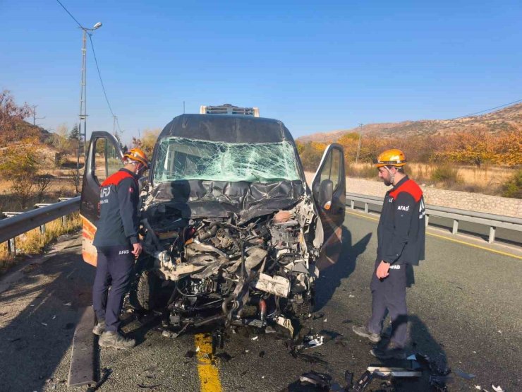 Elazığ’da minibüs ile kamyon çarpıştı: 1 yaralı