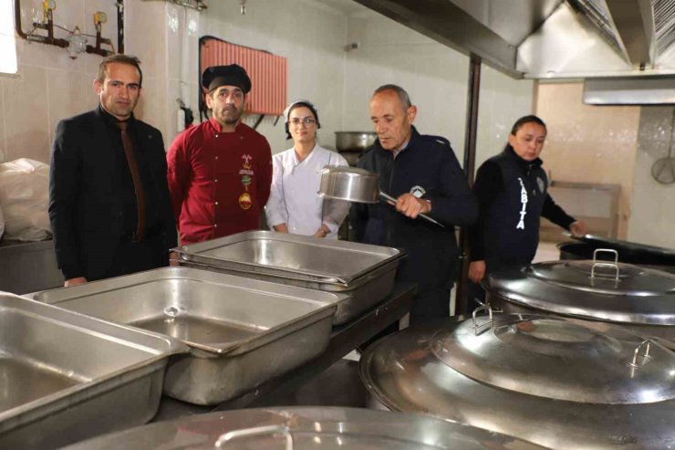 Zabıta, okul mutfaklarını mercek altına aldı