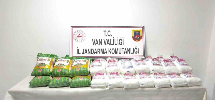 Van’da kaçak eşya ve gıda maddesi ele geçirildi
